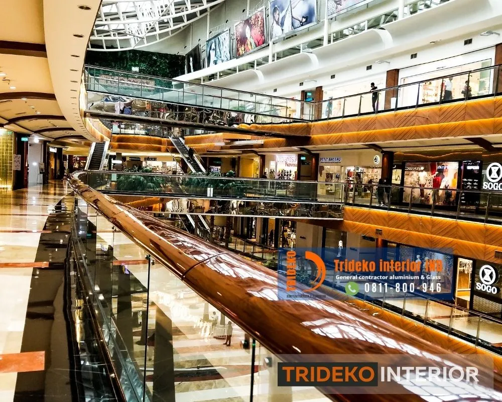 Balkon Megah dengan Railing Kaca