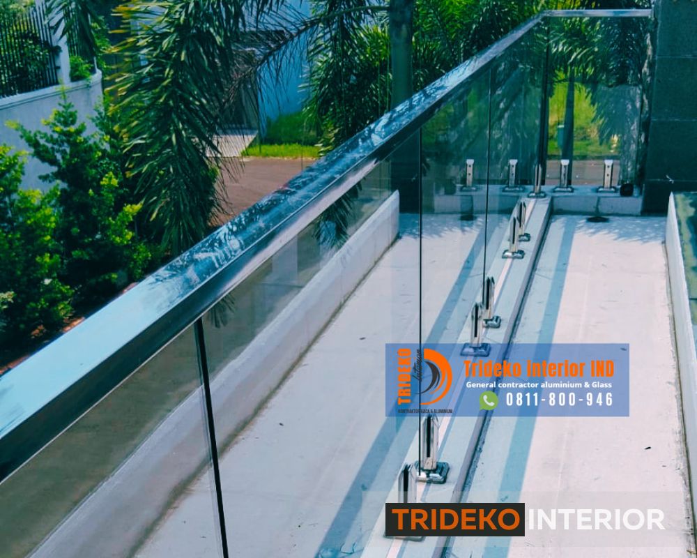 Balkon Megah dengan Railing Kaca