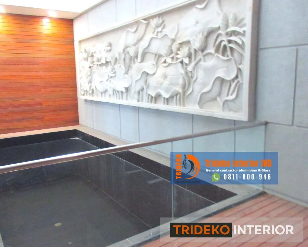 Balkon Megah dengan Railing Kaca