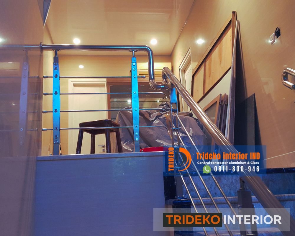 railing kaca atau stainless steel