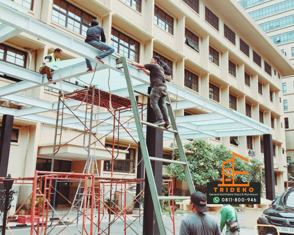 pasang atap kaca gedung