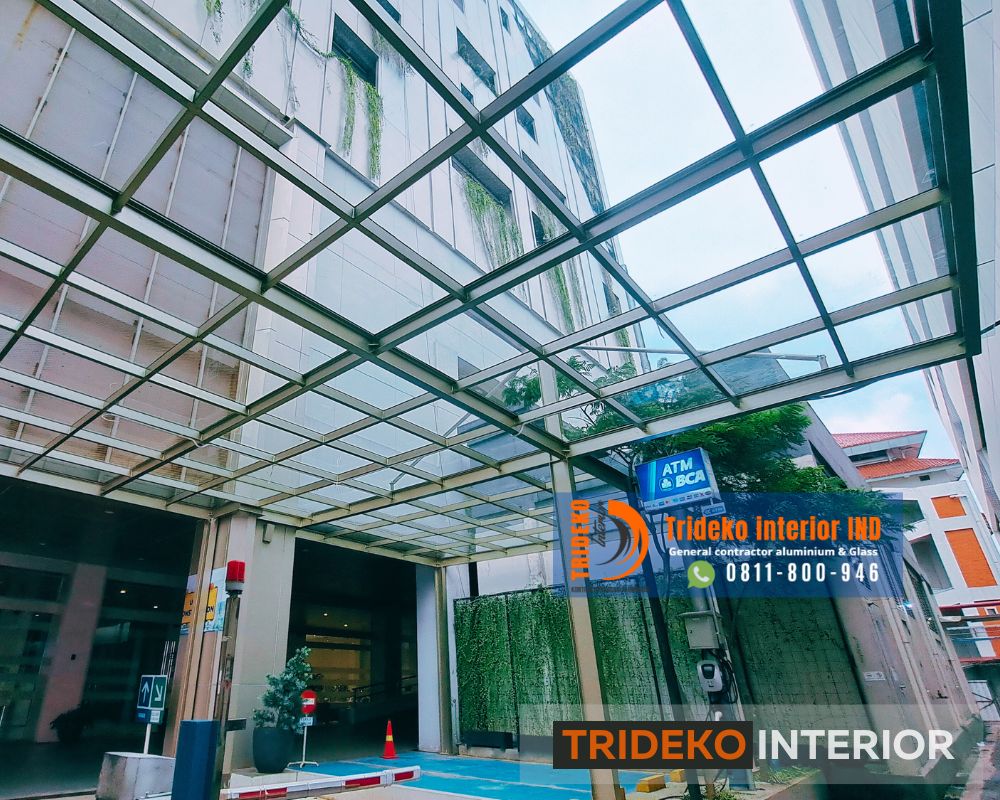 Lobby Gedung Dengan Atap Kaca