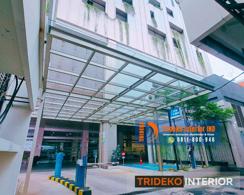 Lobby Gedung Dengan Atap Kaca