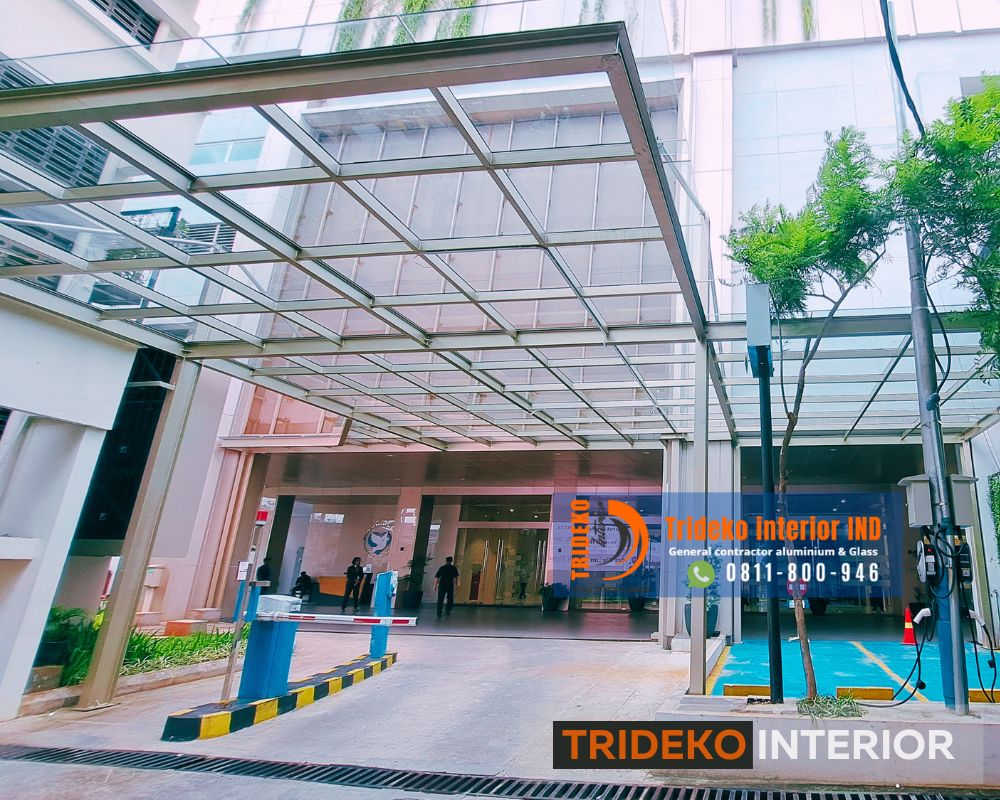 Lobby Gedung Dengan Atap Kaca