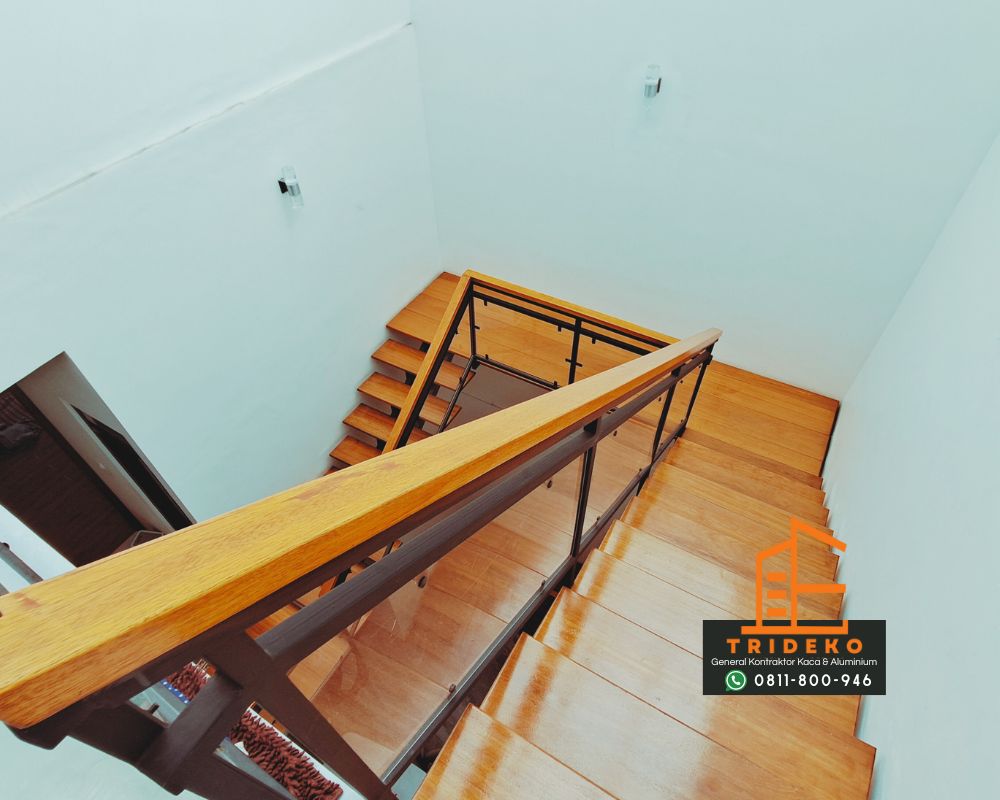 Railing Tangga Besi Kombinasi Kaca