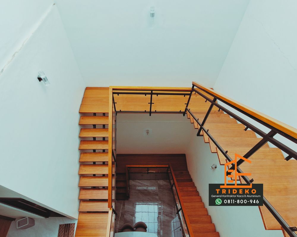 Railing Tangga Besi Kombinasi Kayu