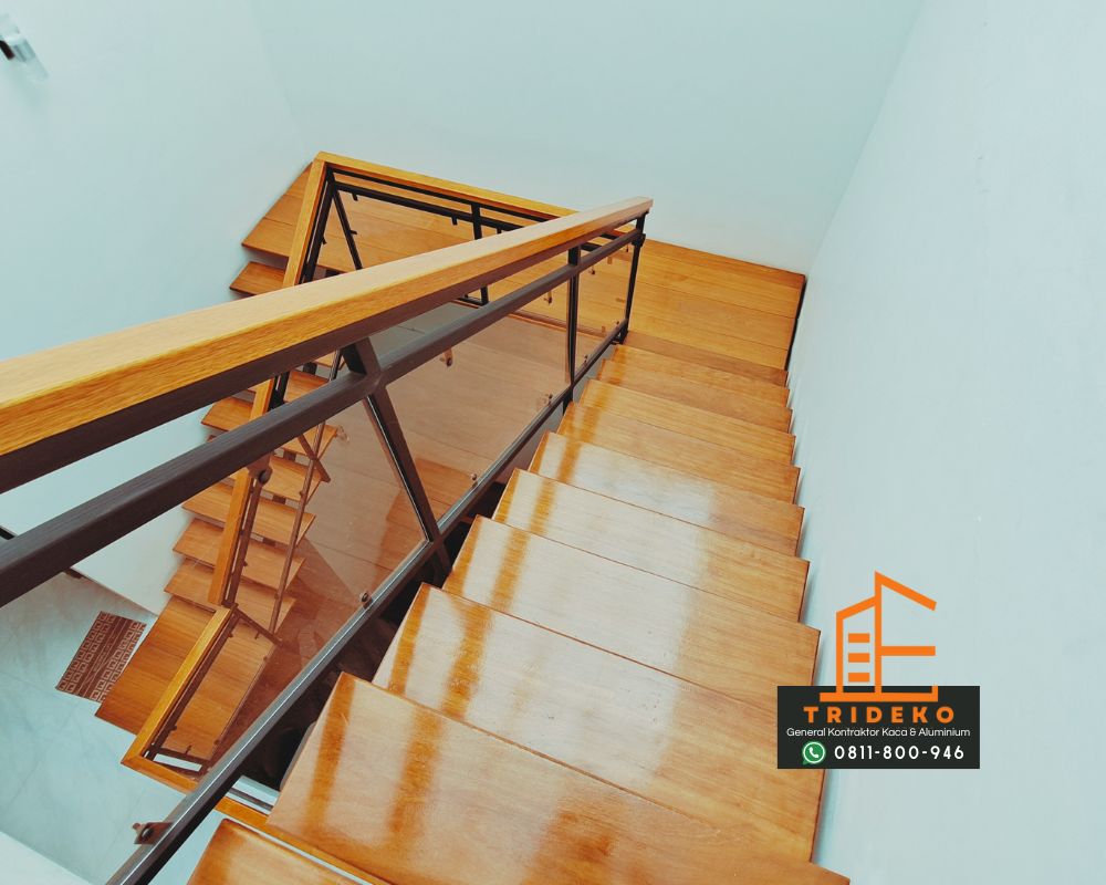 Railing Tangga Besi Kombinasi Kaca