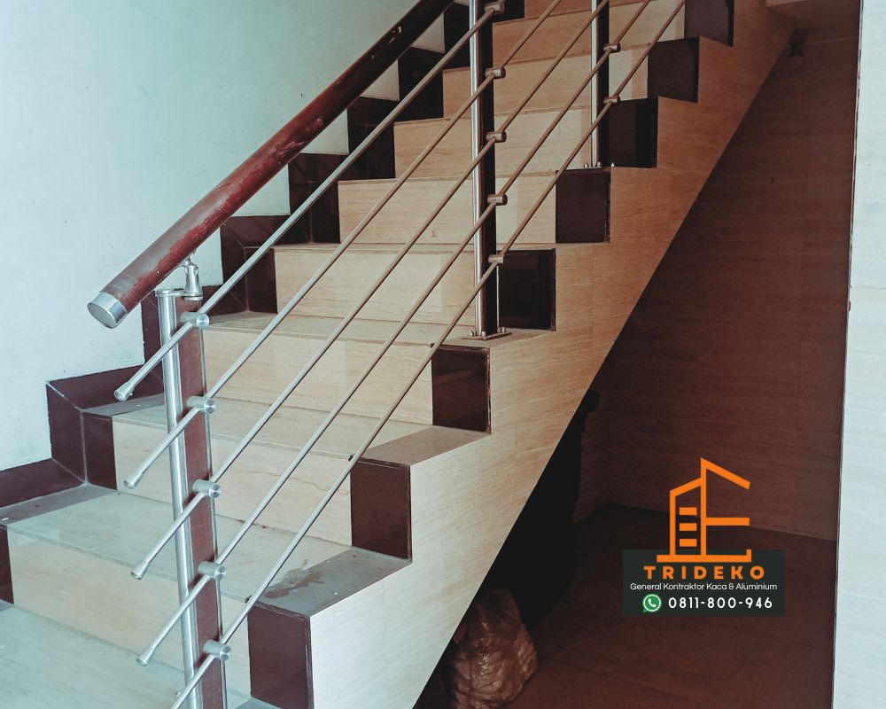 Railing Tangga Besi Kombinasi Kayu